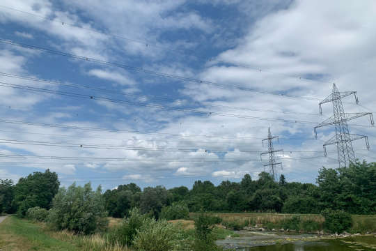 Stromleitung mit spezieller Vogelschutzmarkierungc APGIMG0532.JPG
